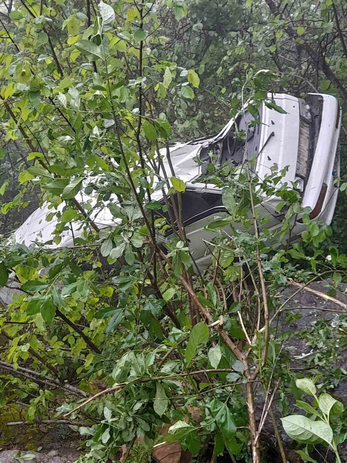 Uçuruma yuvarlanan aracın sürücüsü yaralandı