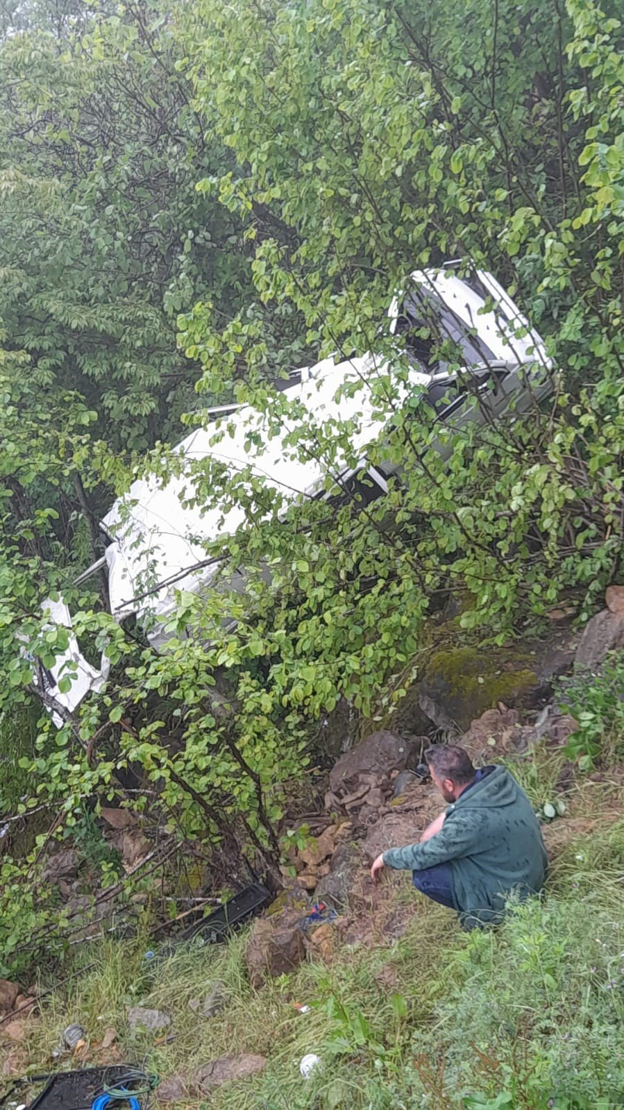 Uçuruma yuvarlanan aracın sürücüsü yaralandı