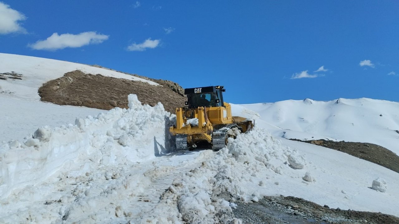 Şırnak’ta metrelerce kar yollardan temizleniyor