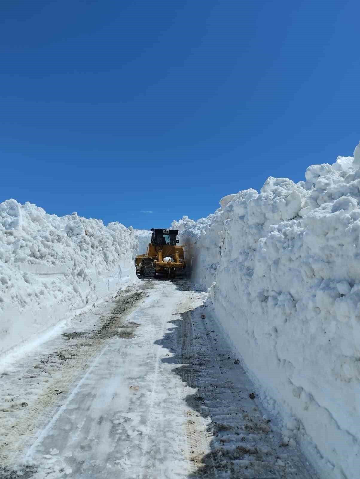 Şırnak’ta metrelerce kar yollardan temizleniyor