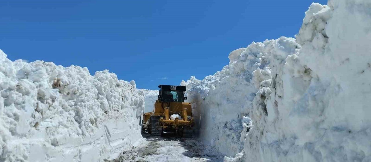 Şırnak’ta metrelerce kar yollardan temizleniyor