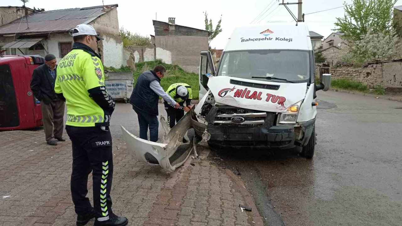 Servis aracı minibüse çarptı: 5 yaralı