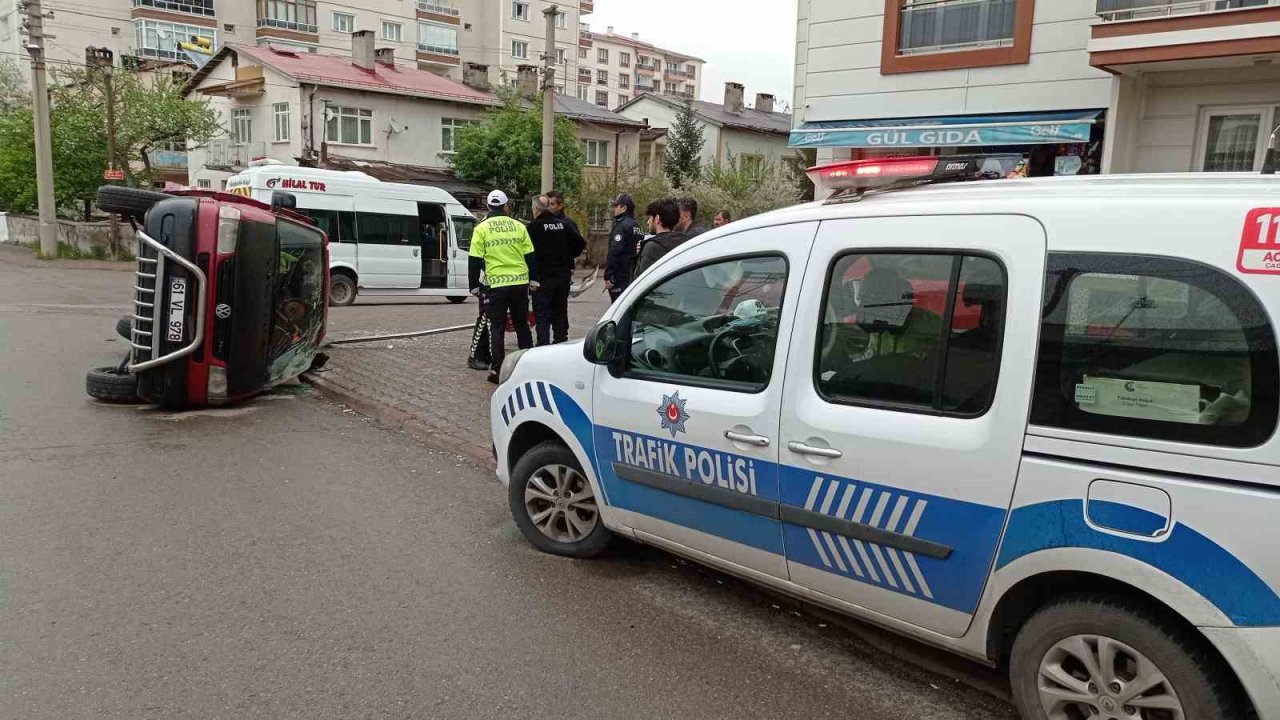 Servis aracı minibüse çarptı: 5 yaralı