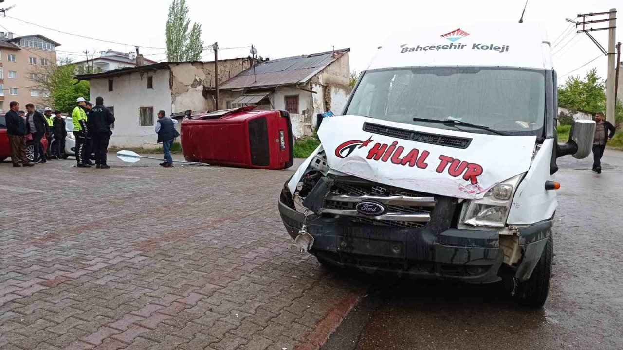 Servis aracı minibüse çarptı: 5 yaralı