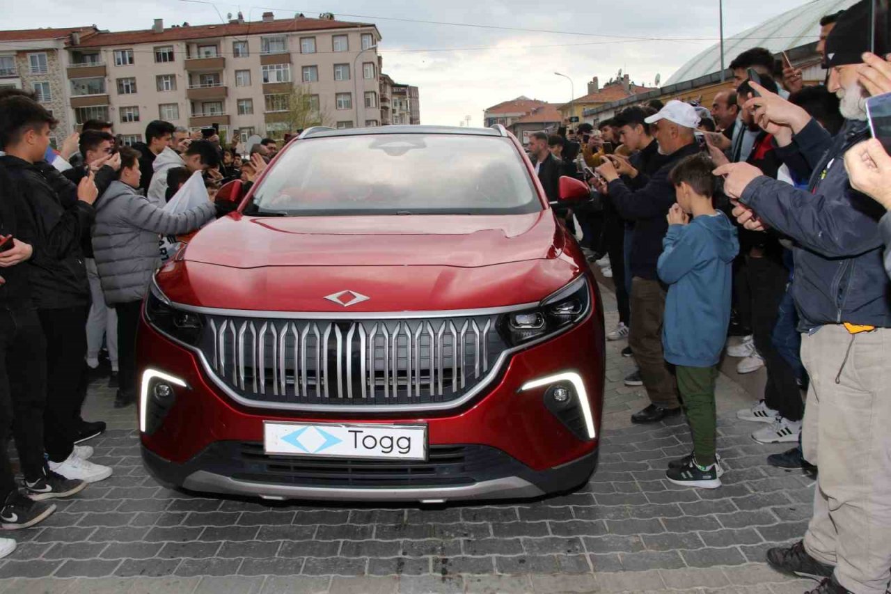 Togg’un Anadolu Ateşi kırmızı renkli SUV modeli Tavşanlı’da