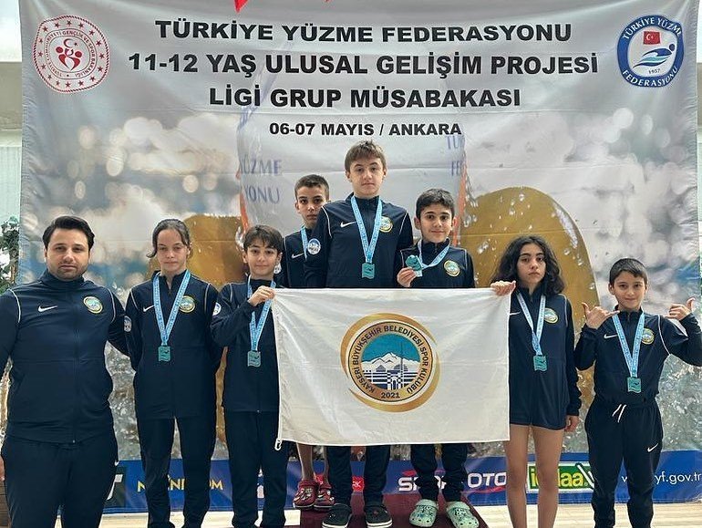 Spor A.Ş sporcuları yüzmede Türkiye Şampiyonası vizesi aldı