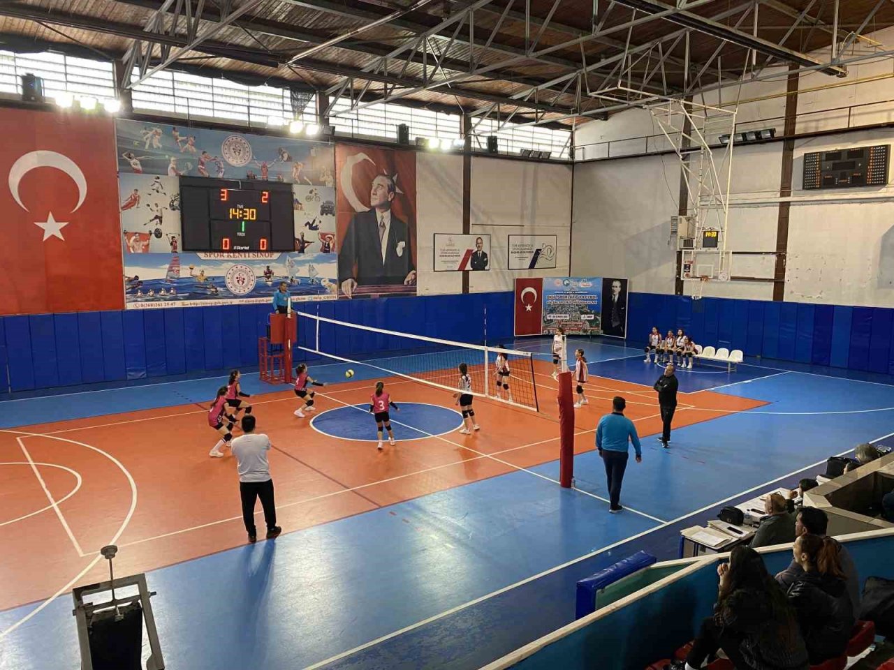 Voleybol küçükler grup müsabakaları Sinop’ta başladı