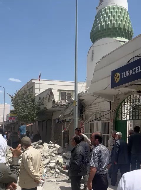 Batman’da 50 yıllık caminin minaresi kontrollü yıkıldı