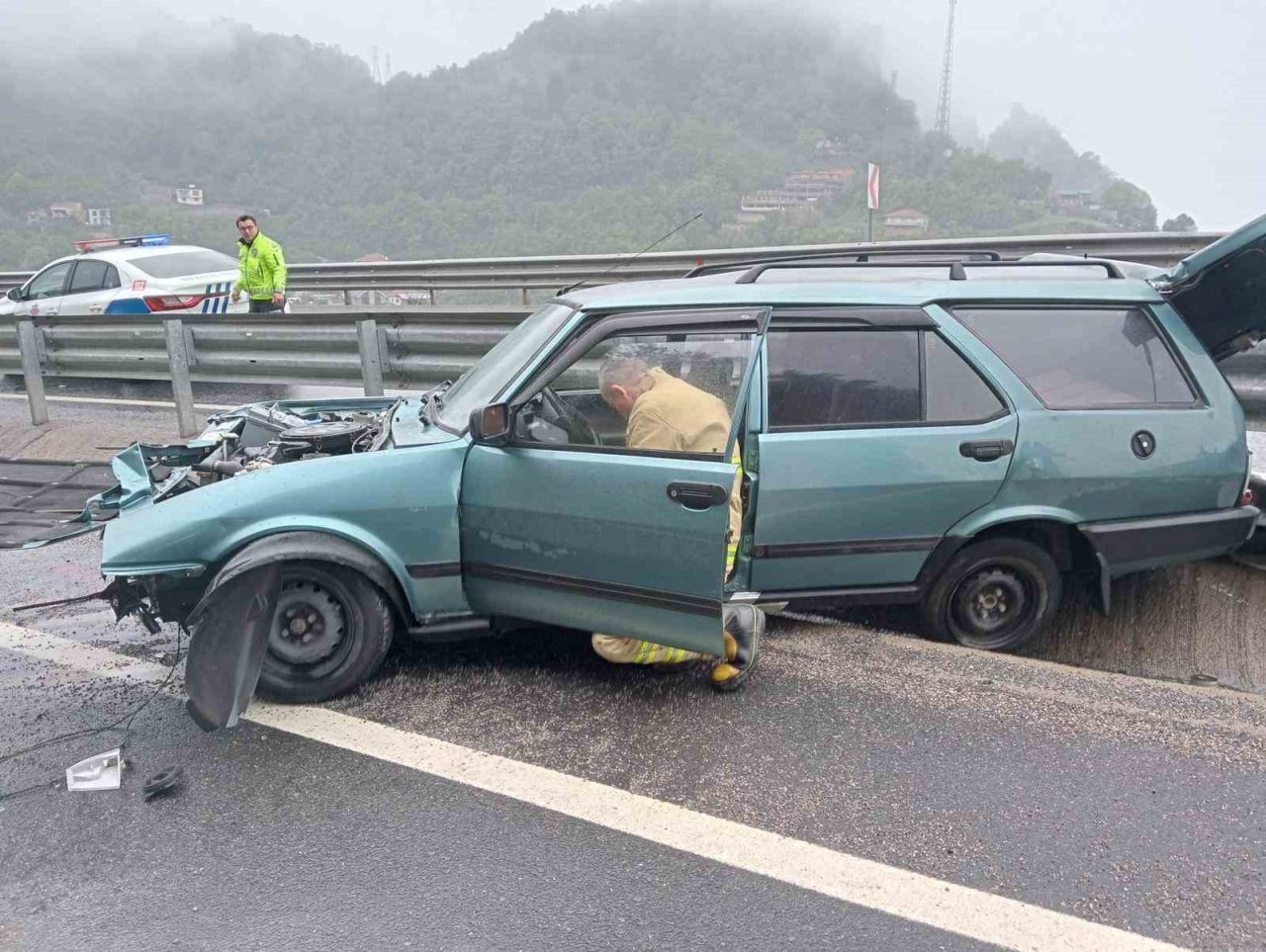 Lastiği patladı bariyerlere çarparak durabildi:2 yaralı