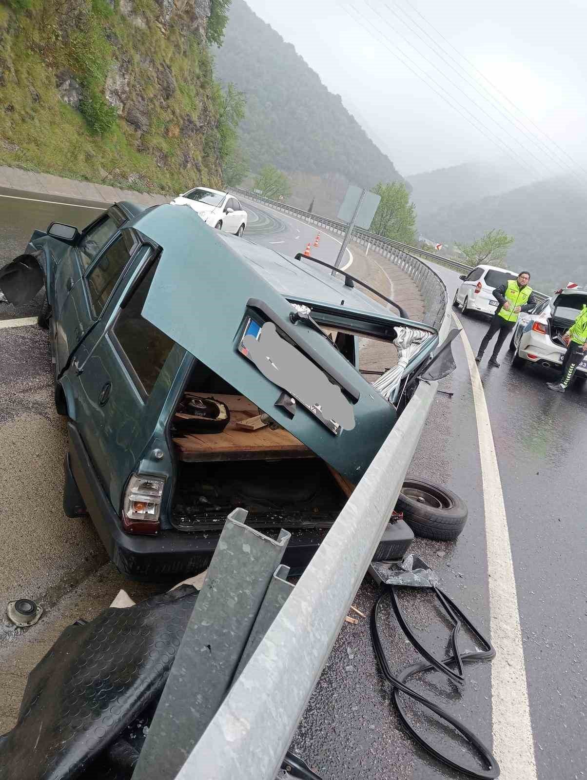 Lastiği patladı bariyerlere çarparak durabildi:2 yaralı