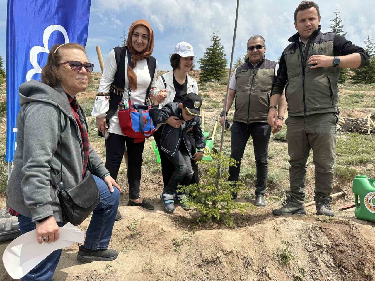 3 kuşaktan öğrenciler birlikte bin fidan dikti