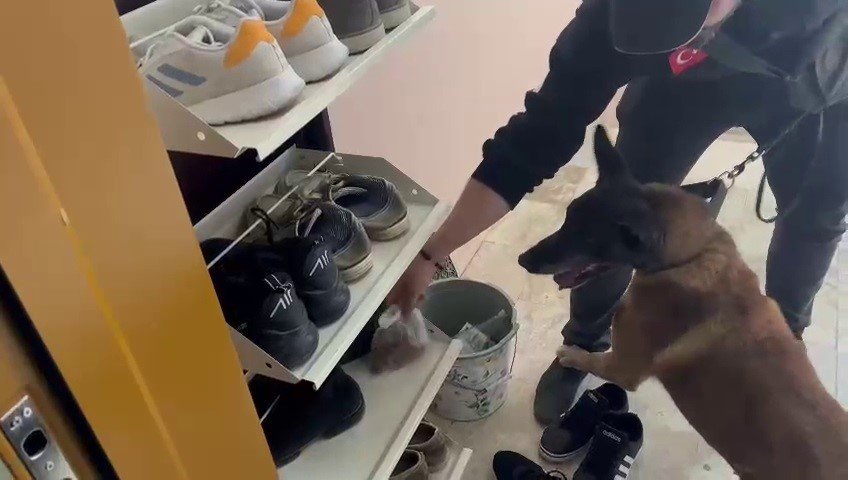 Bebek beşiğinden esrar çıktı