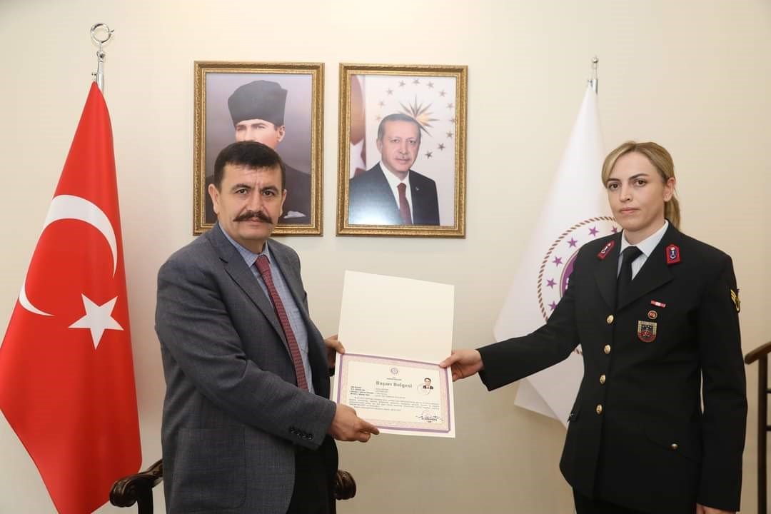 Burdur Vali Arslantaş, deprem bölgesinde görev yapan tüm personeli “başarı belgesi” ile ödüllendirdi.