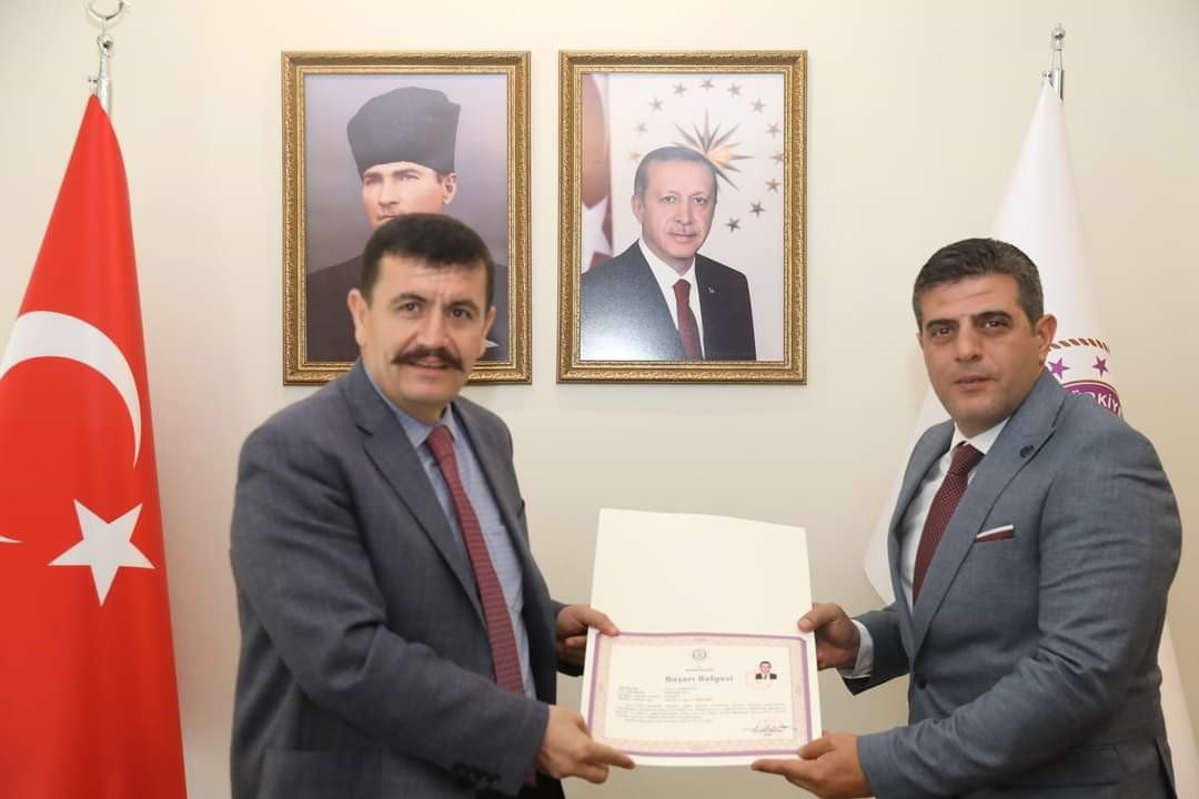 Burdur Vali Arslantaş, deprem bölgesinde görev yapan tüm personeli “başarı belgesi” ile ödüllendirdi.