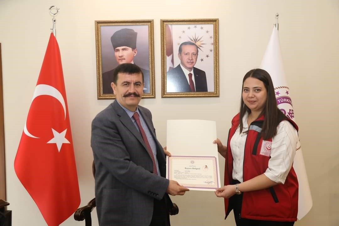 Burdur Vali Arslantaş, deprem bölgesinde görev yapan tüm personeli “başarı belgesi” ile ödüllendirdi.