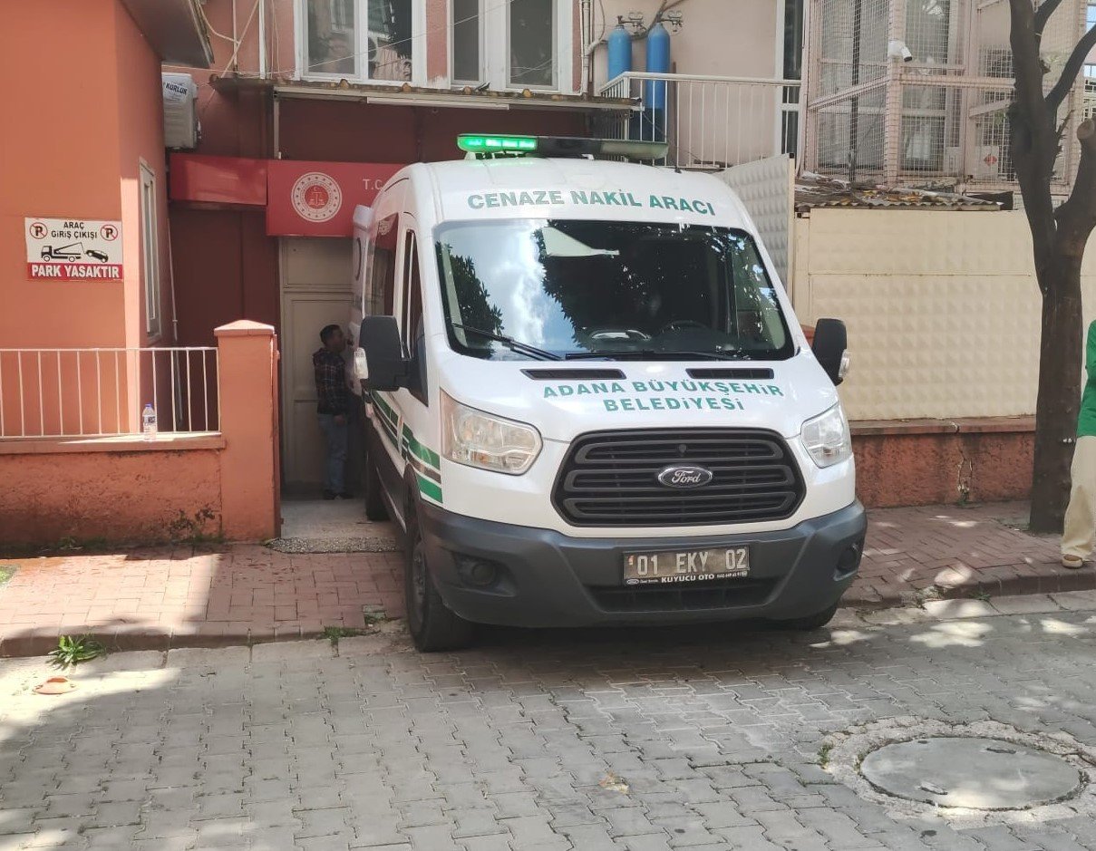 Eşinin yeğeni tarafından öldürülen 2 çocuk annesinin cenazesi adli tıptan alındı