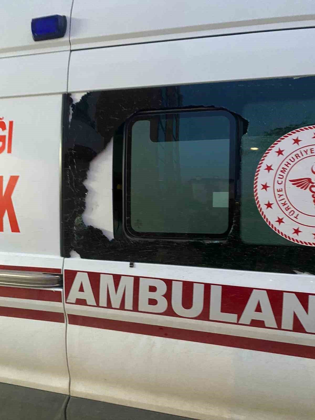 Sağlık ekiplerine saldırdı, ambulansın camını kırdı