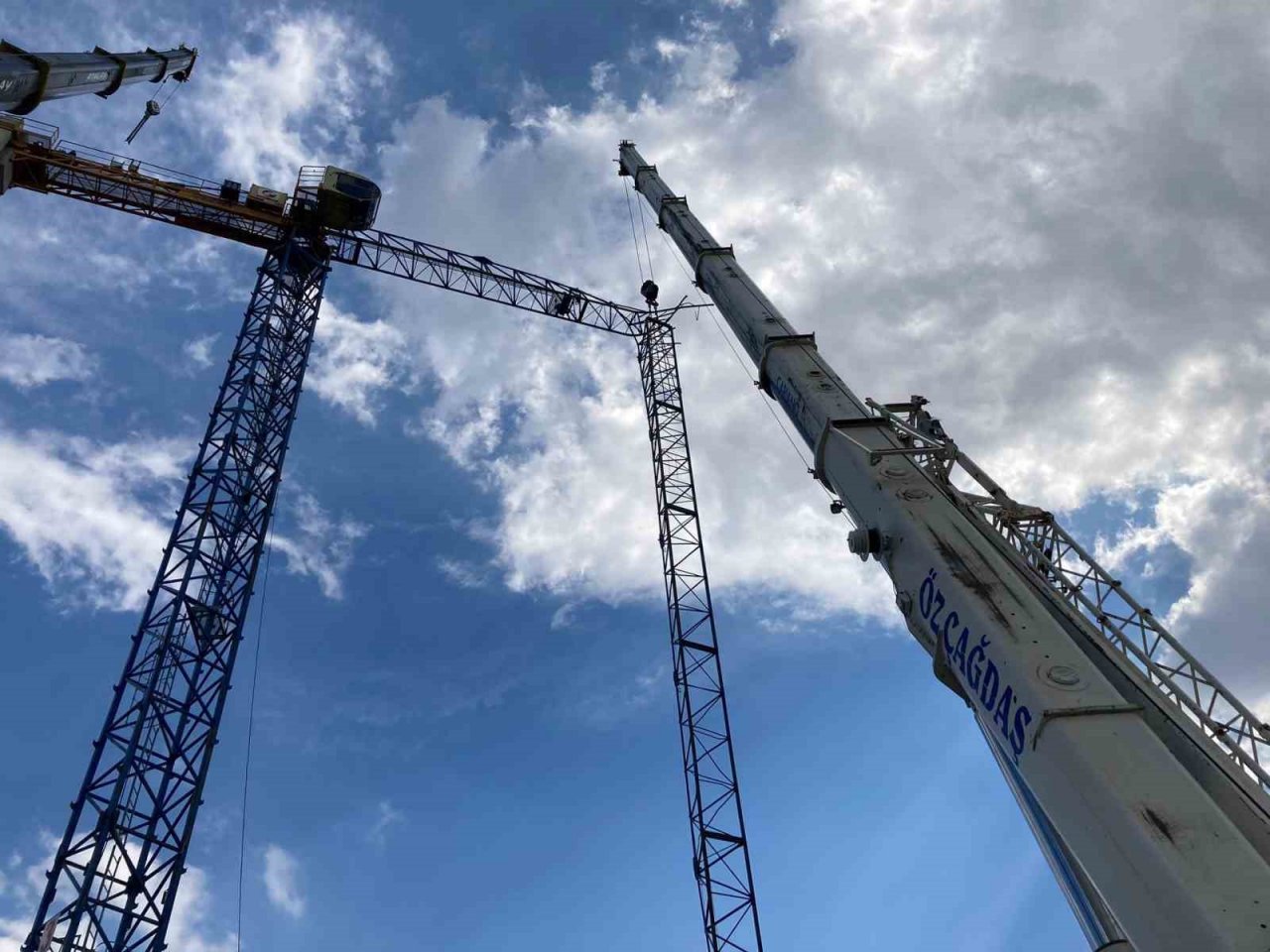 Ankara’da yürekler ağza geldi: Kuleli vinç koptu