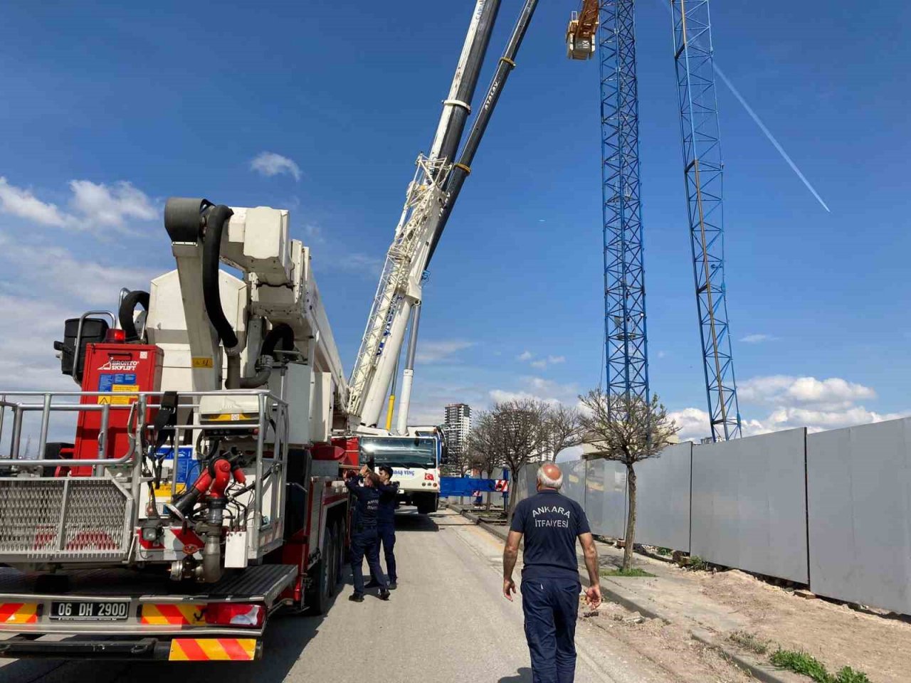 Ankara’da yürekler ağza geldi: Kuleli vinç koptu