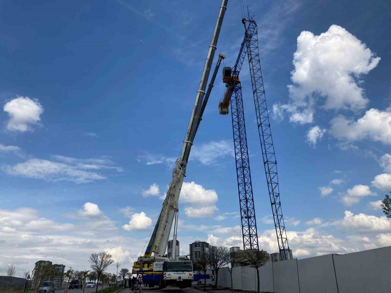 Ankara’da yürekler ağza geldi: Kuleli vinç koptu