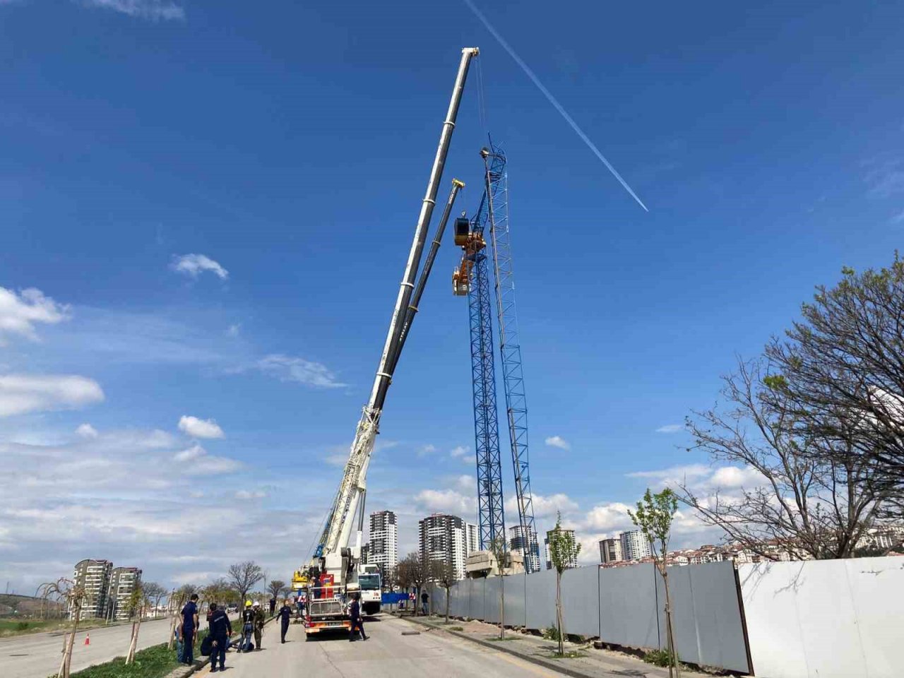 Ankara’da yürekler ağza geldi: Kuleli vinç koptu