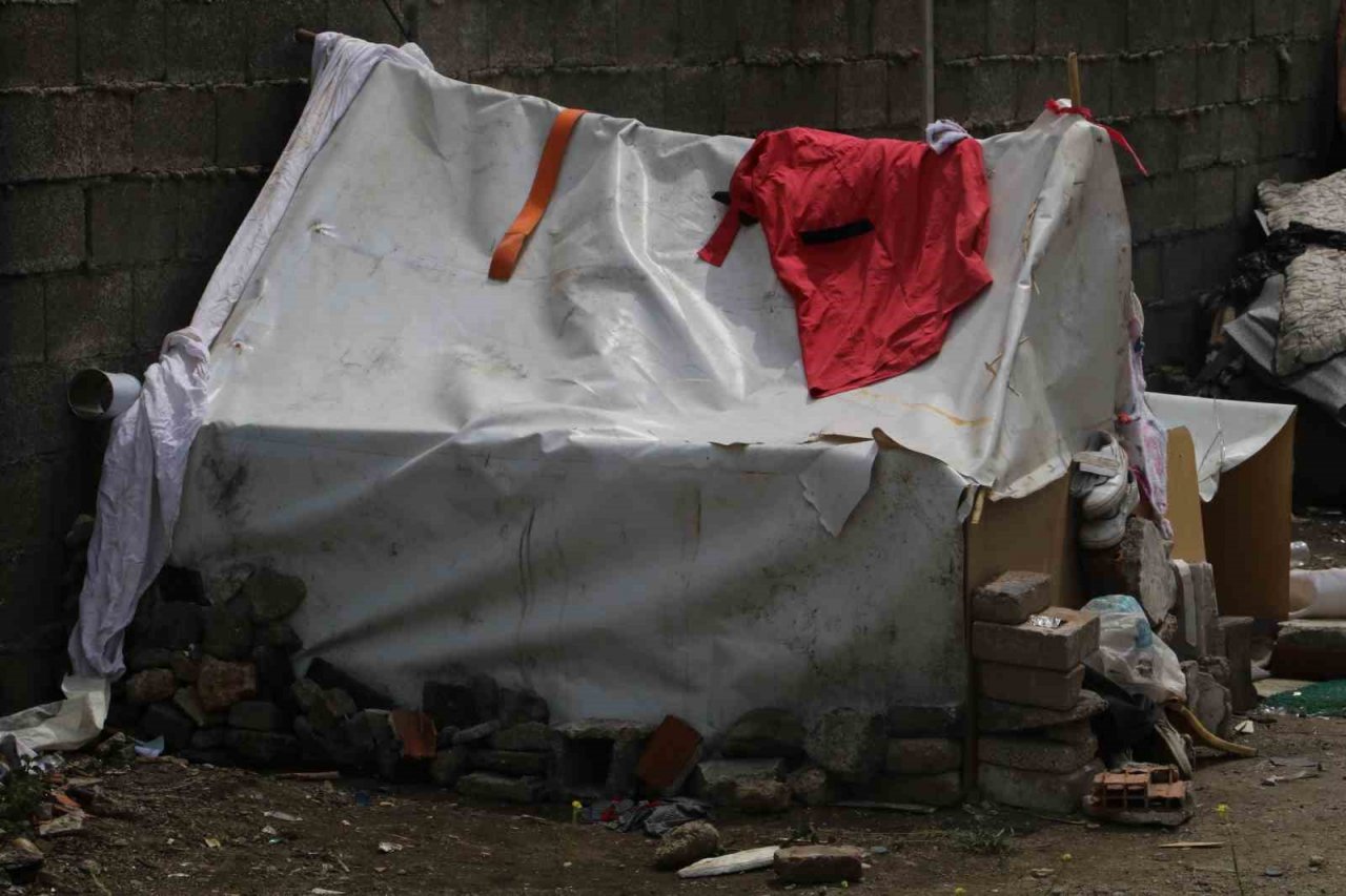 Kurduğu çadırın önünde ölü bulundu