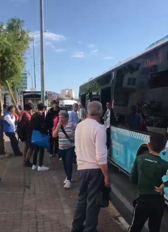 Yolcularla tartışan otobüs şoförü isyan etti, yolcu dolu otobüsü park edip işi bıraktı