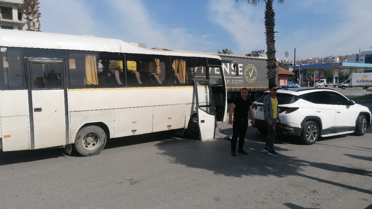 Otomatik kapısı açık seyreden servis otobüsü otomobile çarptı