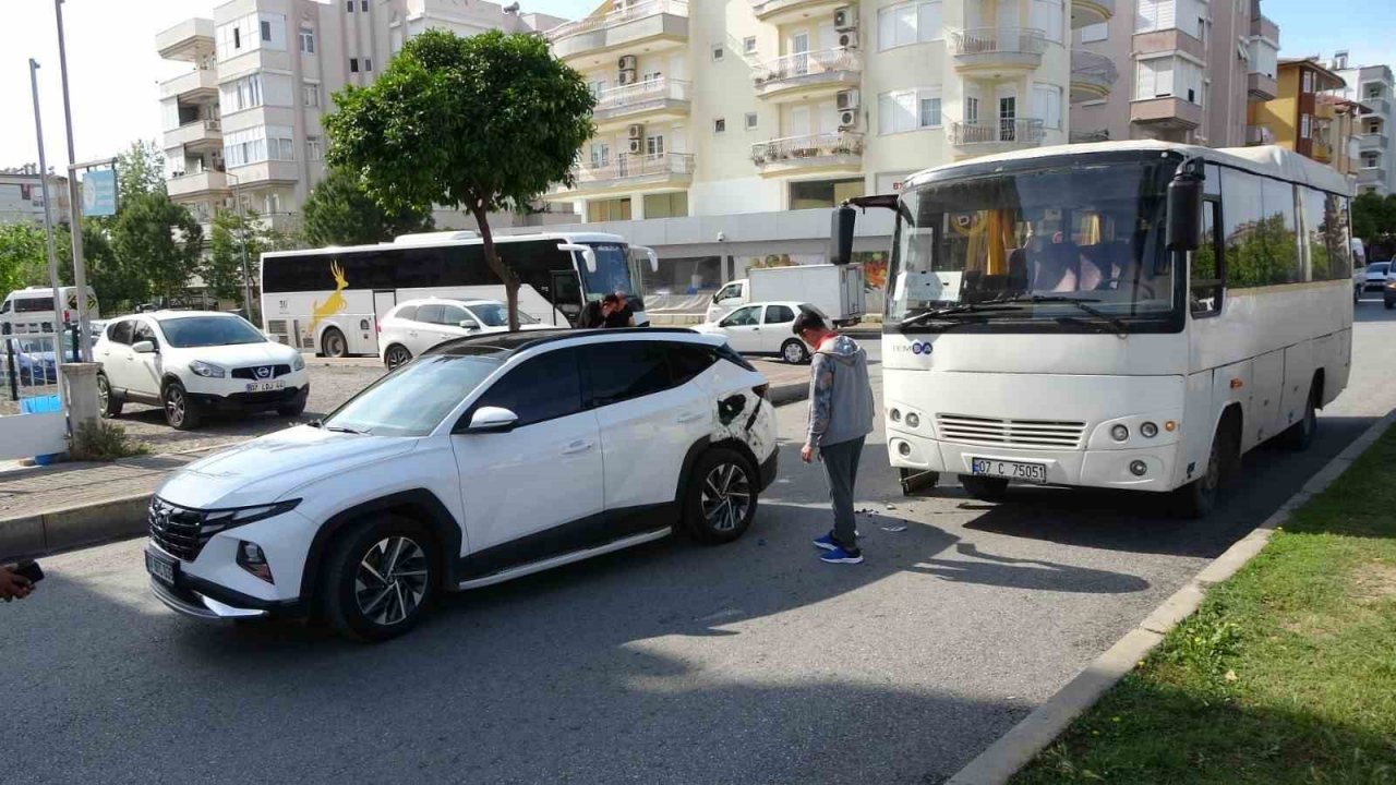 Otomatik kapısı açık seyreden servis otobüsü otomobile çarptı