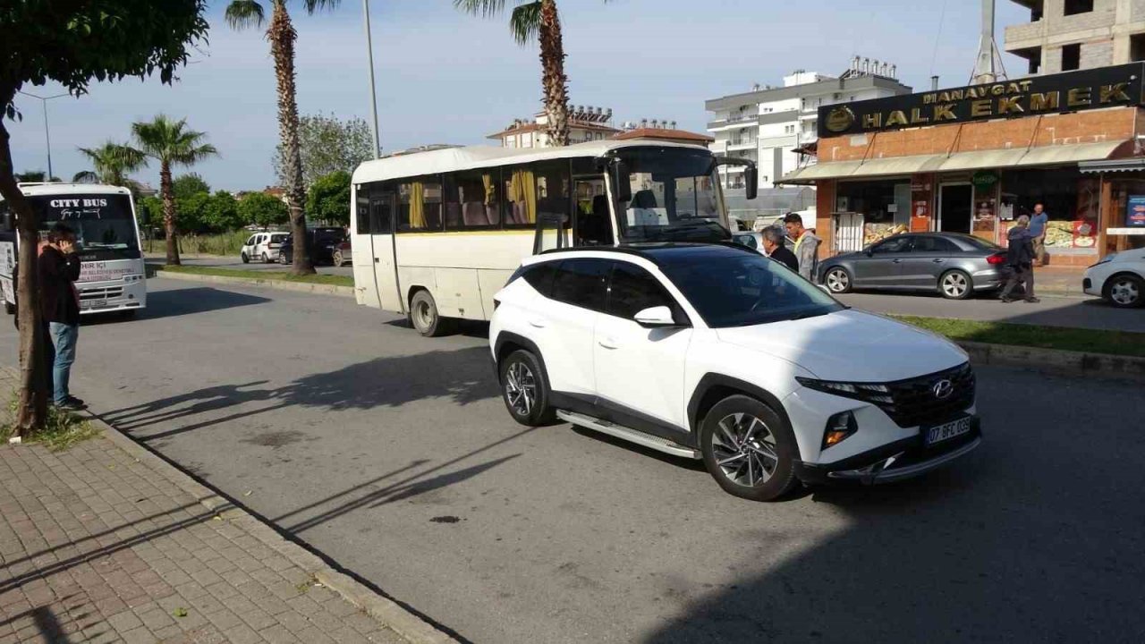 Otomatik kapısı açık seyreden servis otobüsü otomobile çarptı
