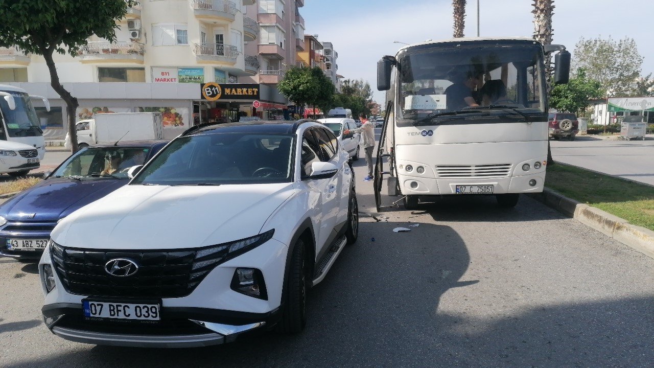 Otomatik kapısı açık seyreden servis otobüsü otomobile çarptı
