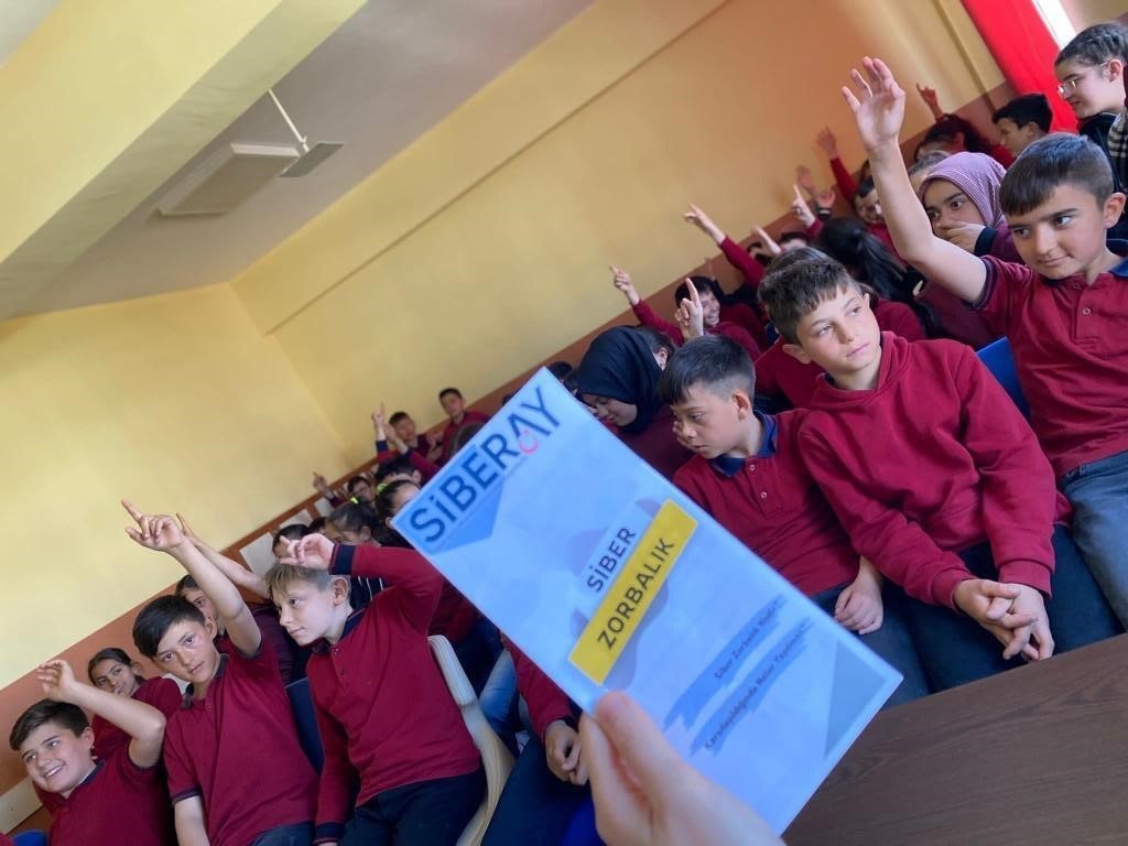 Aslanapa’da 250 öğrenciye güvenli ve bilinçli internet kullanımı eğitimi