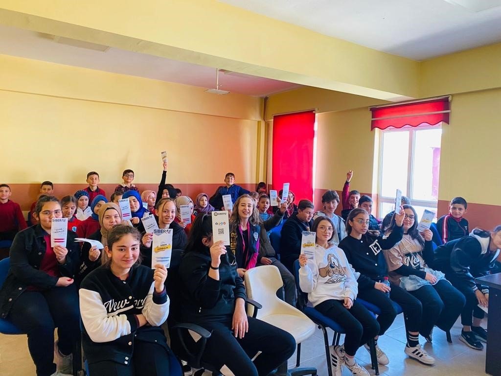 Aslanapa’da 250 öğrenciye güvenli ve bilinçli internet kullanımı eğitimi