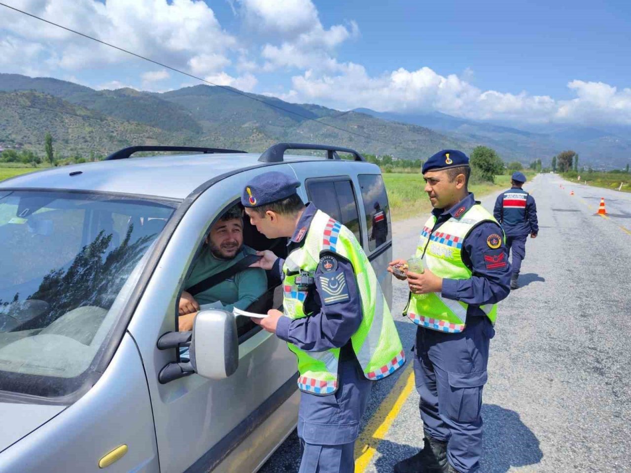 Aydın’da jandarma ekipleri vatandaşları bilgilendirmeye devam ediyor