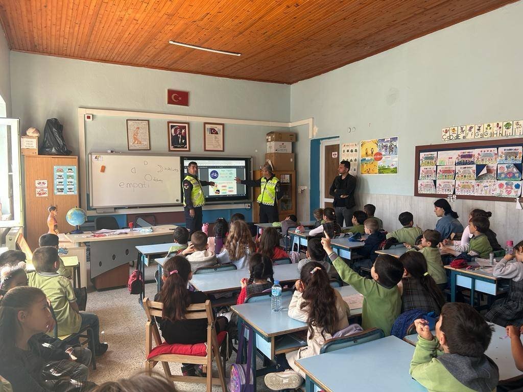 Aydın’da jandarma ekipleri vatandaşları bilgilendirmeye devam ediyor