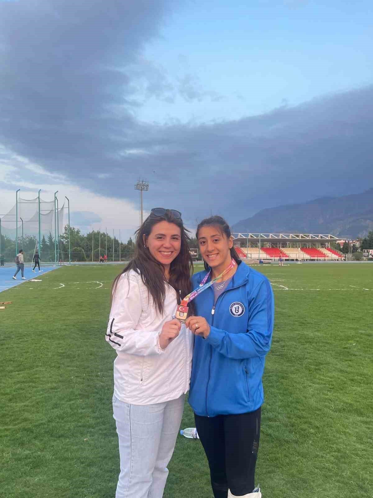 BARÜ’nün rekortmen sporcusu Mizgin Ay gururlandırdı