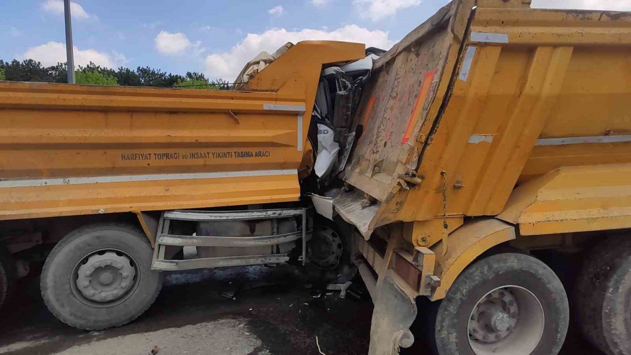 Başakşehir’de 2 hafriyat kamyonu çarpıştı, 3 kişi yaralandı