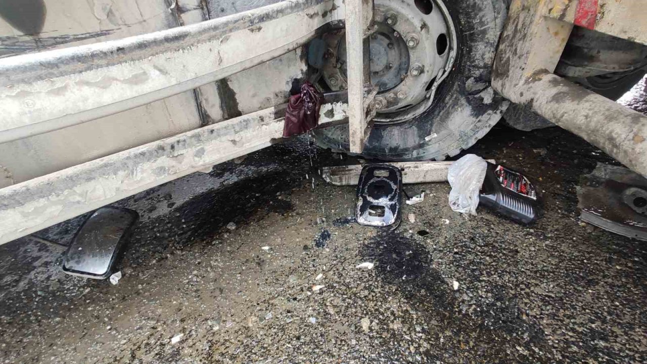 Başakşehir’de 2 hafriyat kamyonu çarpıştı, 3 kişi yaralandı