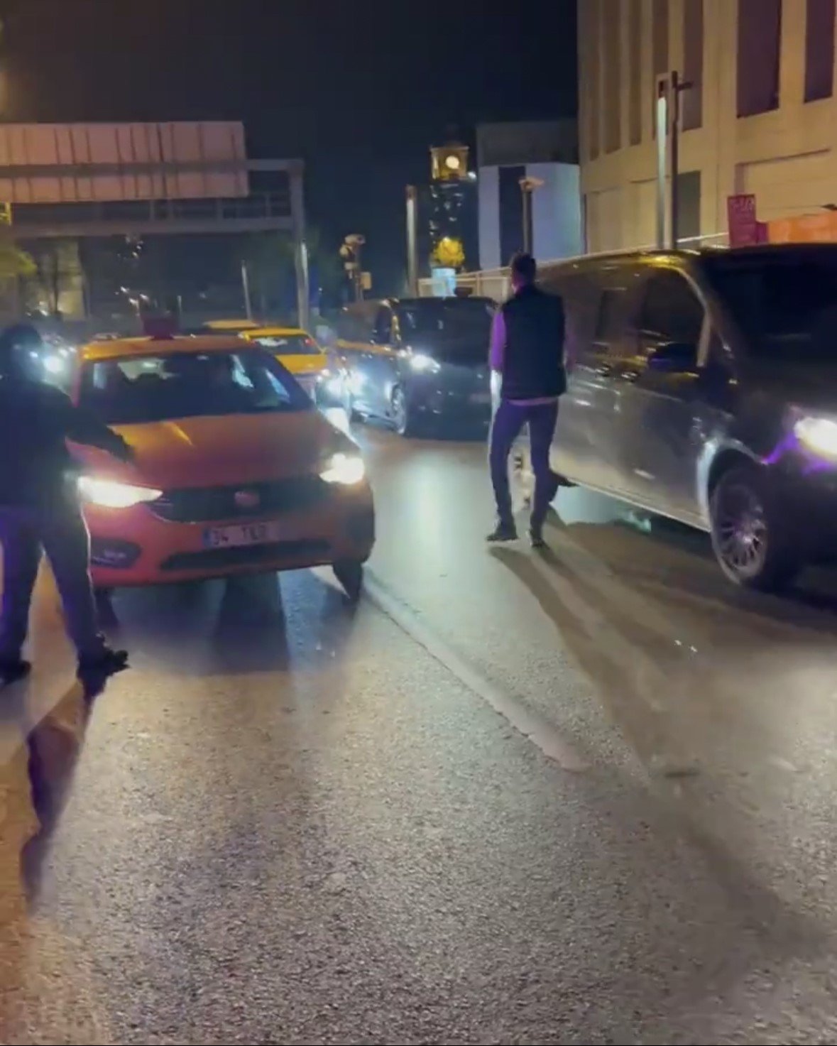 Beşiktaş’ta derbi sonrası akıl almaz olay kamerada: Forma ve atkı kontrolü yaptılar