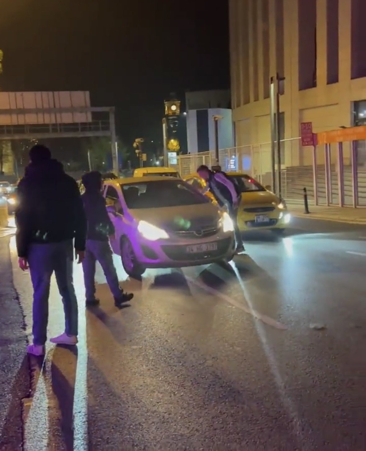 Beşiktaş’ta derbi sonrası akıl almaz olay kamerada: Forma ve atkı kontrolü yaptılar