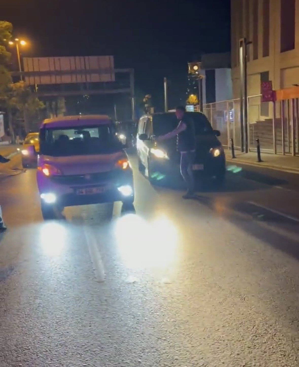 Beşiktaş’ta derbi sonrası akıl almaz olay kamerada: Forma ve atkı kontrolü yaptılar