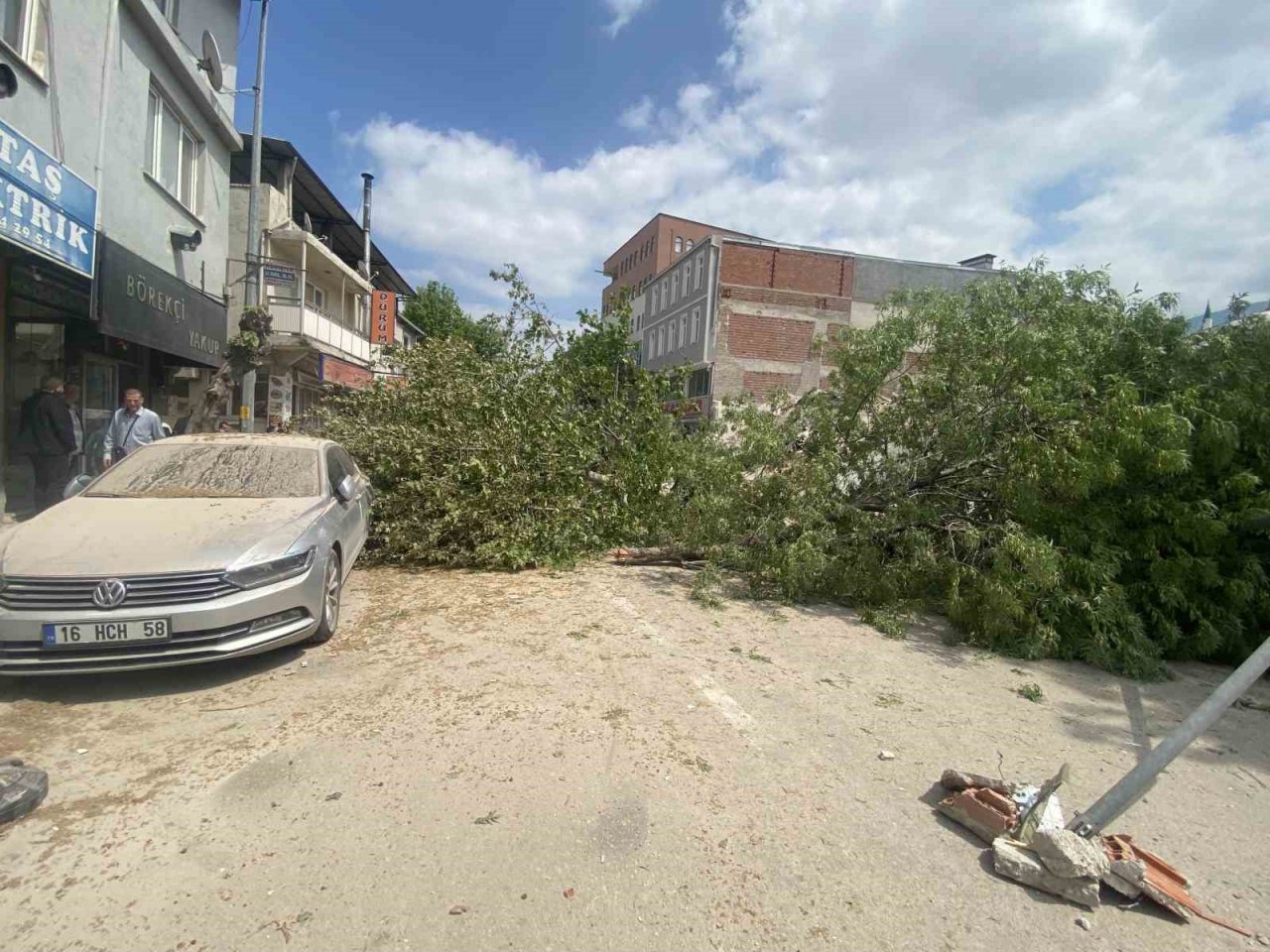 Bursa merkez Yıldırım ilçesi Anadolu Mahallesi Karlıdağ Caddesi’nde kullanılmayan 4 katlı bina yıkım sırasında bir anda çöktü. Bölgeye çok sayıda sağlık, polis, itfaiye ve AFAD ekipleri sevk edildi. Ekipler enkaz altında bir