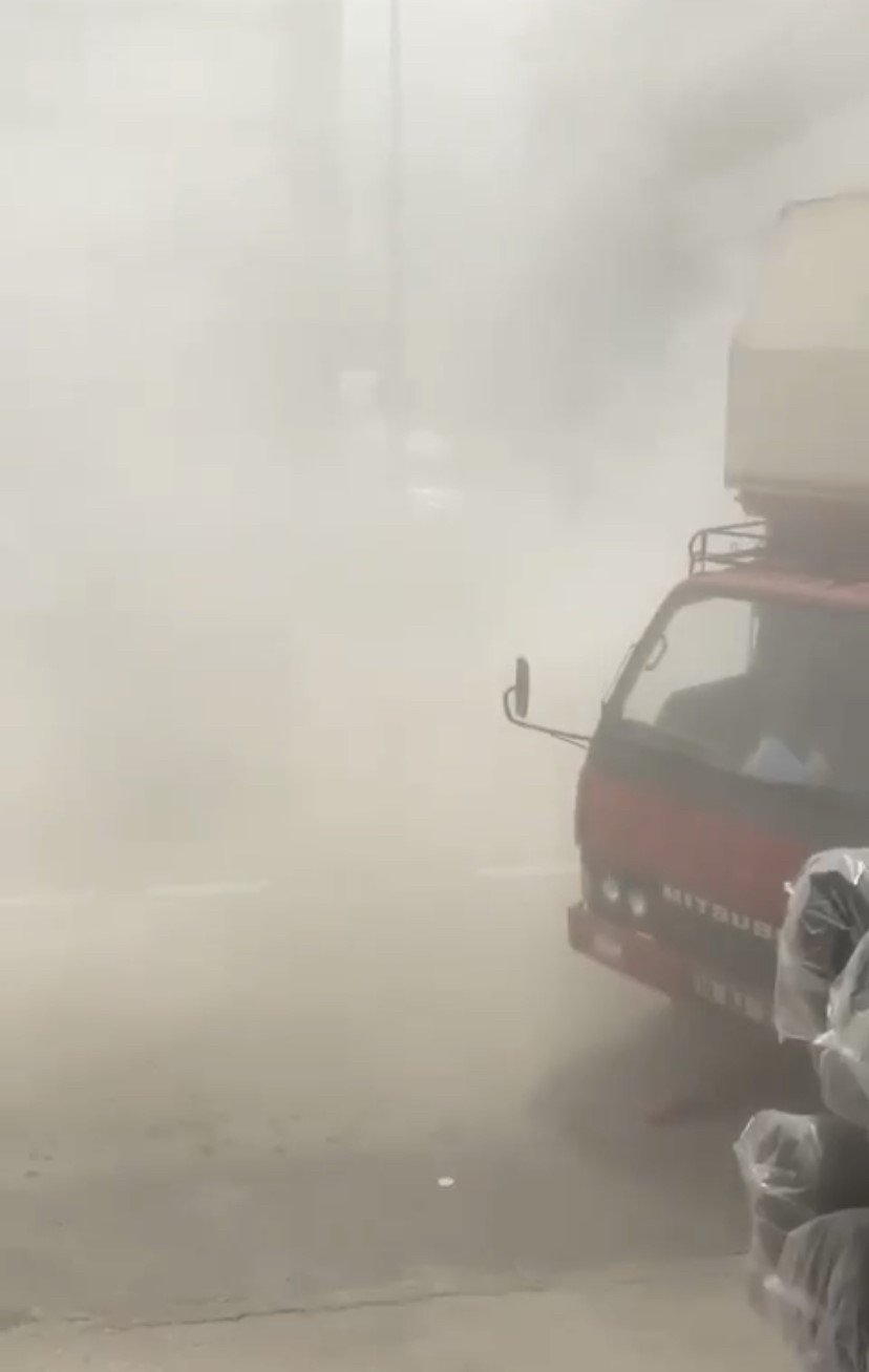 Bursa merkez Yıldırım ilçesi Anadolu Mahallesi Karlıdağ Caddesi’nde kullanılmayan 4 katlı bina yıkım sırasında bir anda çöktü. Bölgeye çok sayıda sağlık, polis, itfaiye ve AFAD ekipleri sevk edildi. Ekipler enkaz altında bir