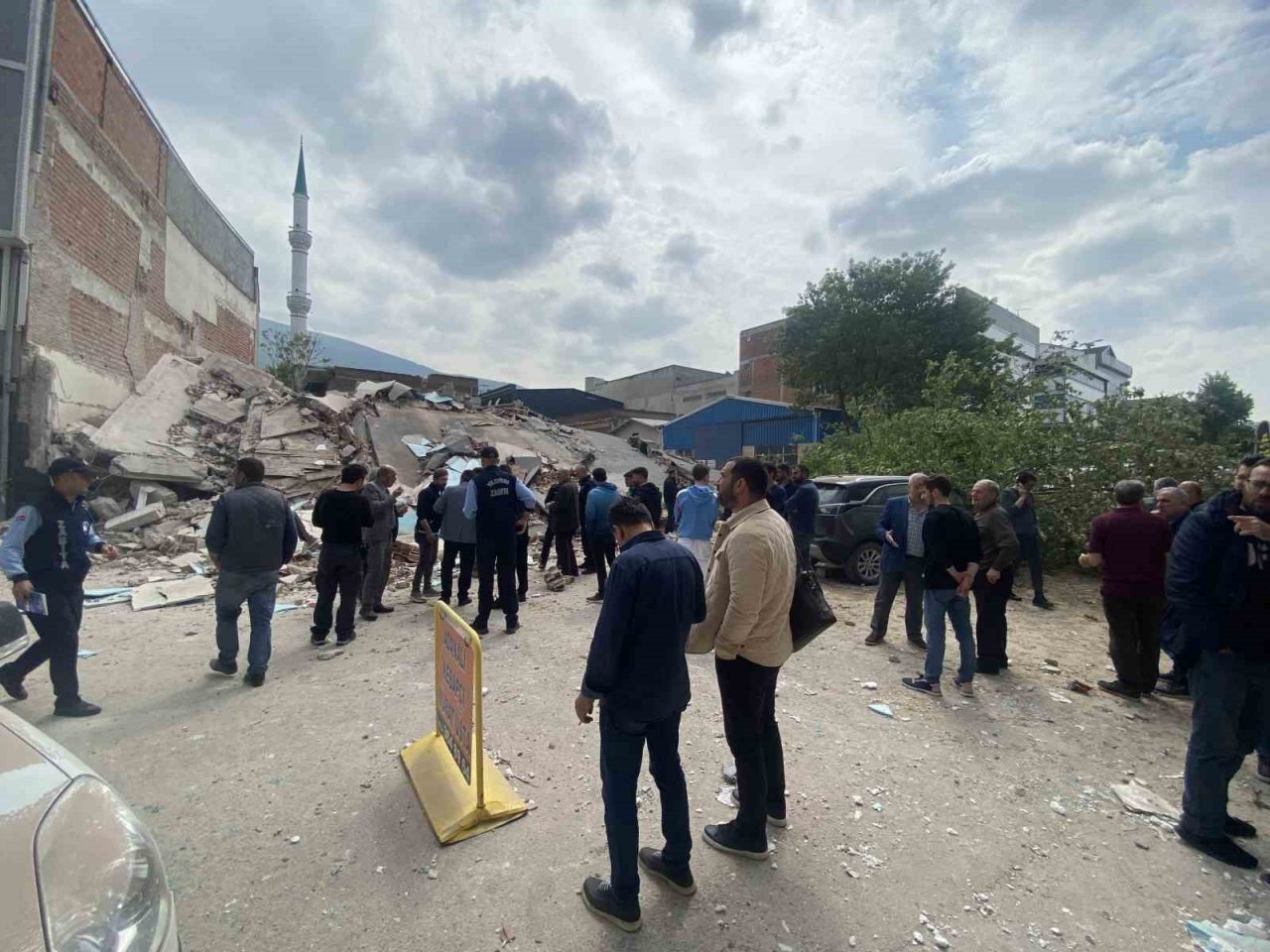 Bursa merkez Yıldırım ilçesi Anadolu Mahallesi Karlıdağ Caddesi’nde kullanılmayan 4 katlı bina yıkım sırasında bir anda çöktü. Bölgeye çok sayıda sağlık, polis, itfaiye ve AFAD ekipleri sevk edildi. Ekipler enkaz altında bir