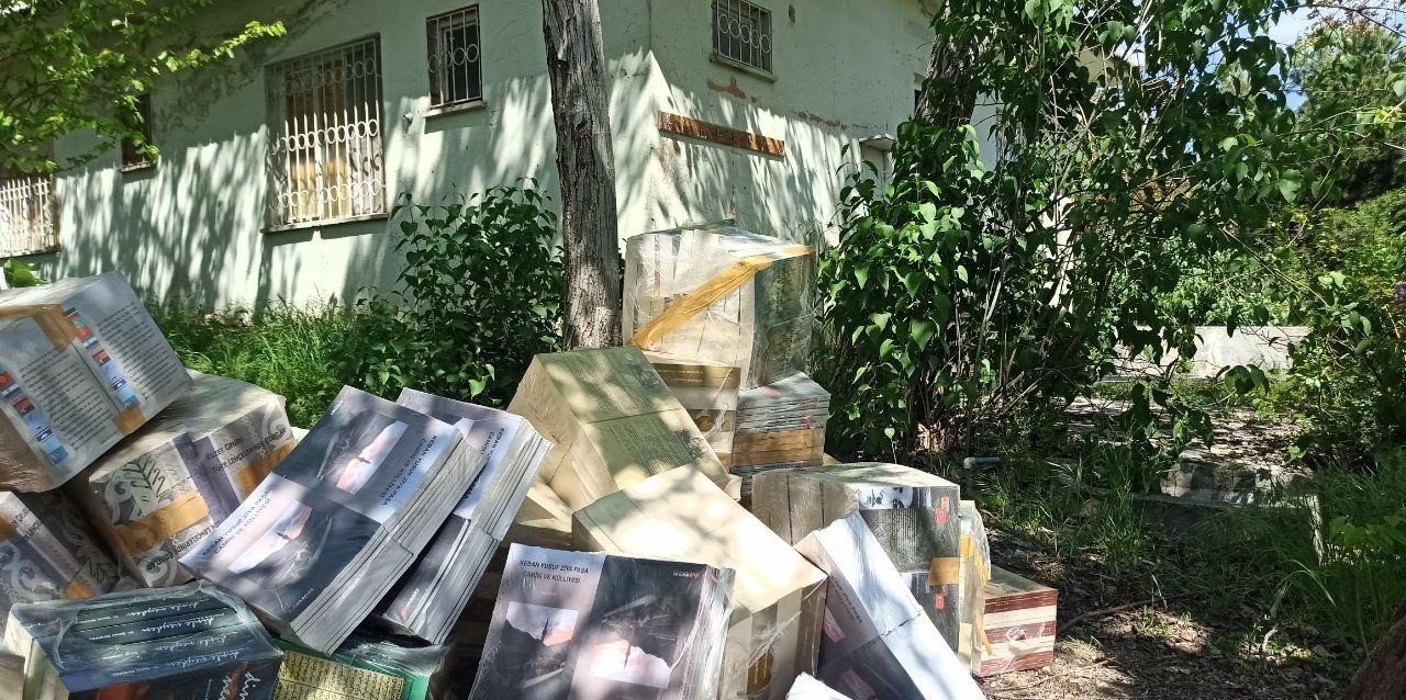 Binlerce kitabı çalarak geri dönüşüm tesisine satan şüpheliler suçüstü yakalandı