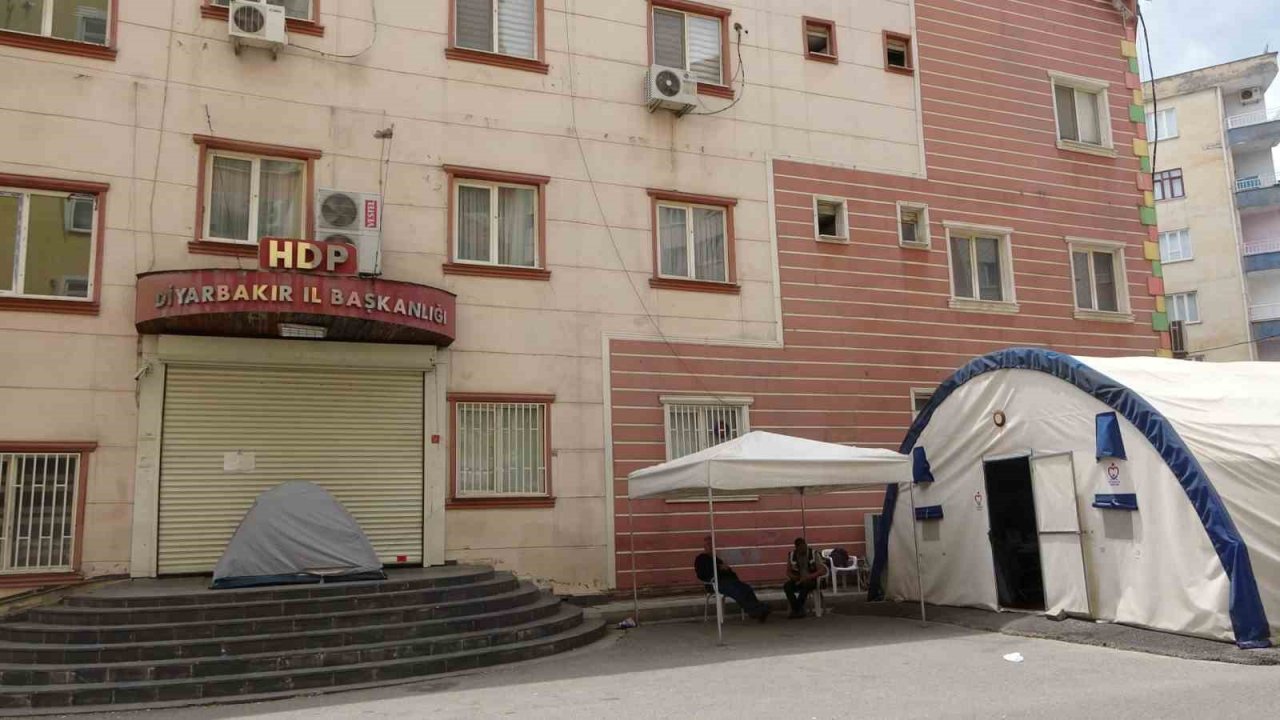 Diyarbakır annelerinden Çağmar: “Evlat hasretiyle HDP önünde bekliyorum”