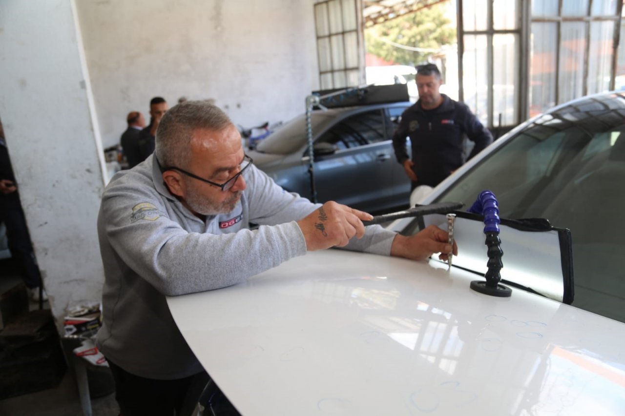 Kaporta ustalarının yoğun dolu mesaisi sürüyor