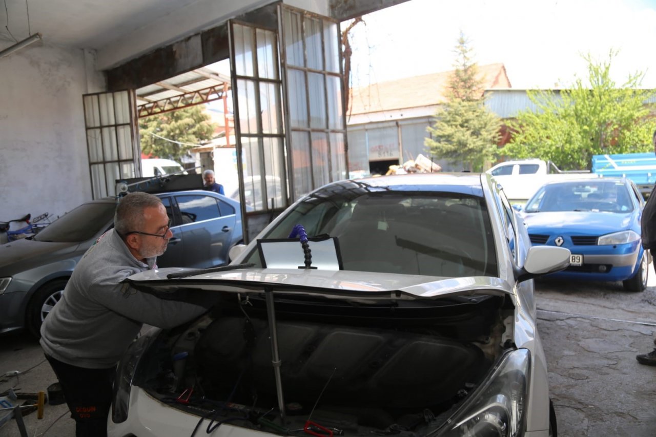 Kaporta ustalarının yoğun dolu mesaisi sürüyor