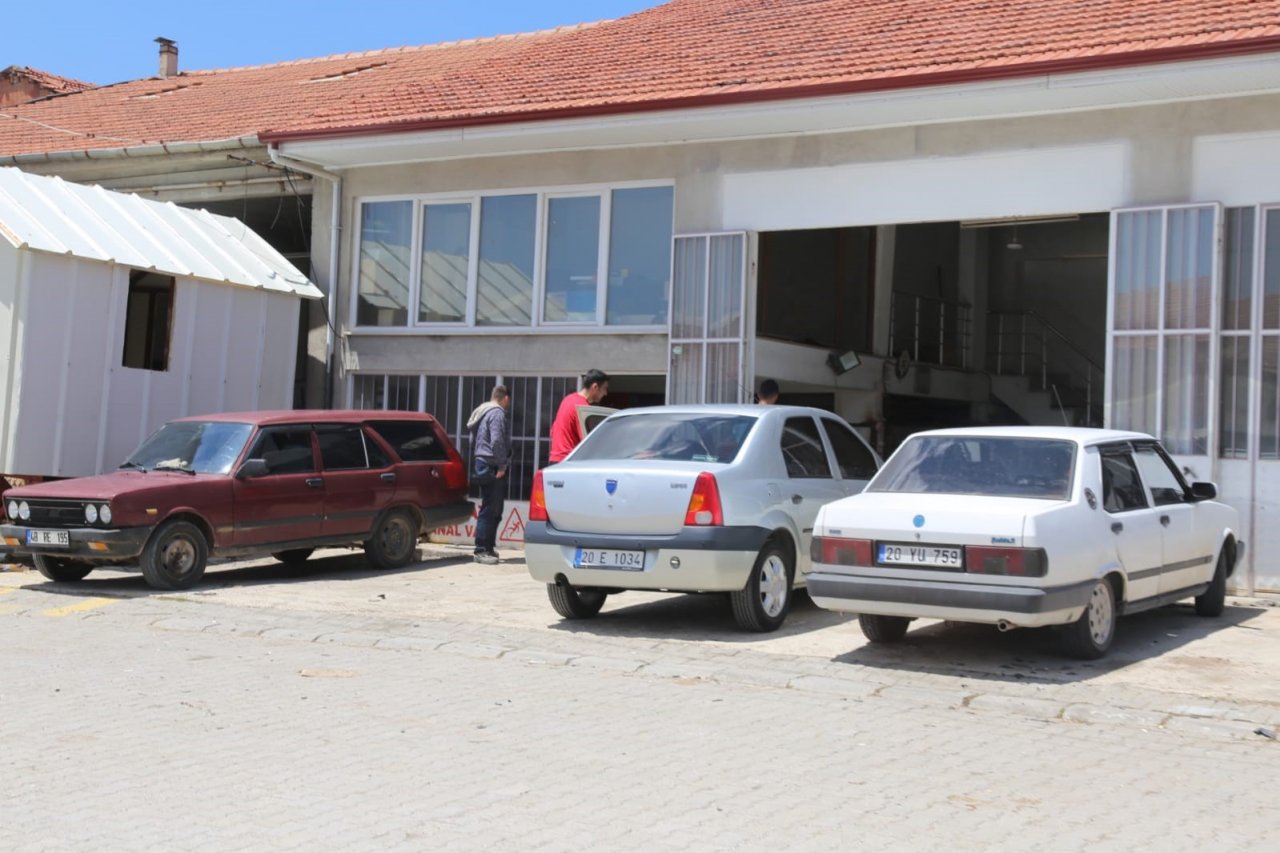 Kaporta ustalarının yoğun dolu mesaisi sürüyor