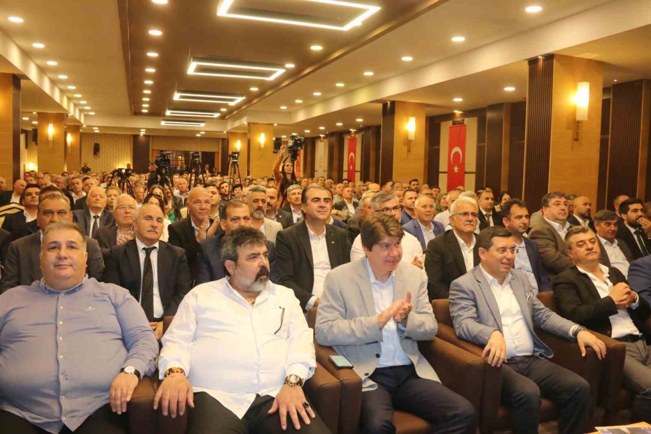 Bakan Çavuşoğlu: "’Erdoğan gitsin’ diyenlerin pabucunu kaç seçimdir dama atıyoruz"